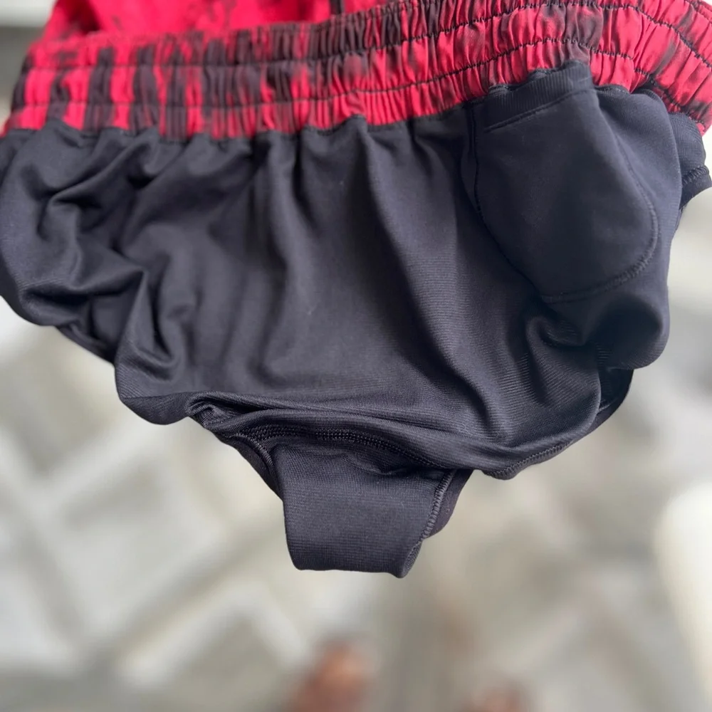 Lululemon Hotty Hot Shorts size 6 Red Black Game Day Tie Dye - Picture 10 of 11
